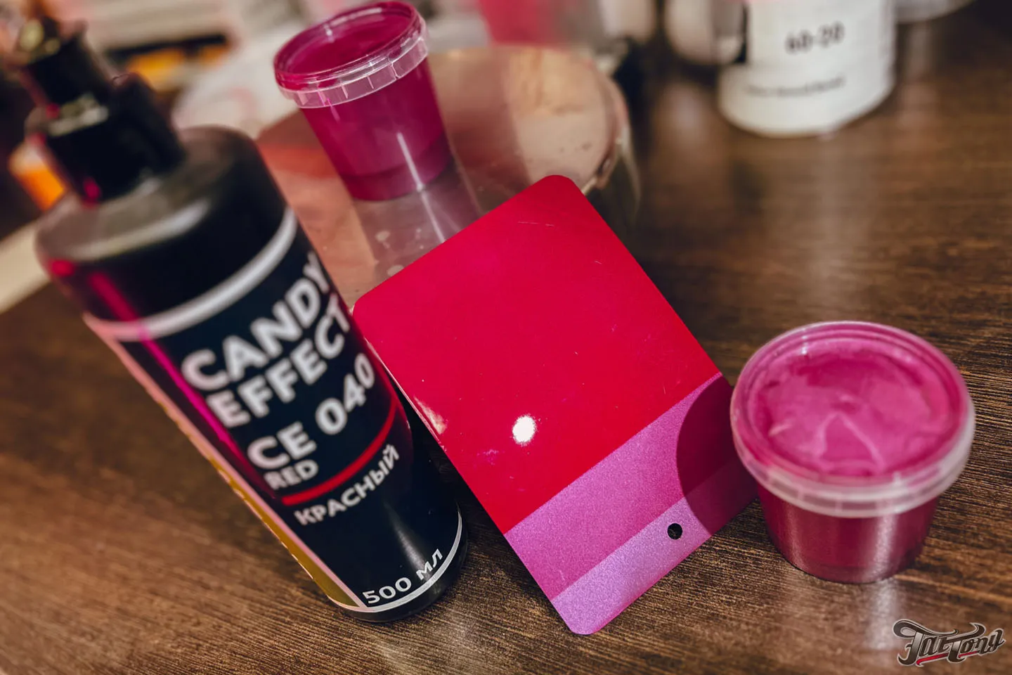 Суппорта в цвете Viva Magenta под кэнди лаком